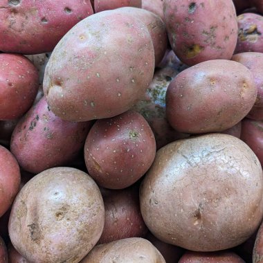 Süpermarkette kırmızı veya pembe patates çeşitliliği, üst görünüm