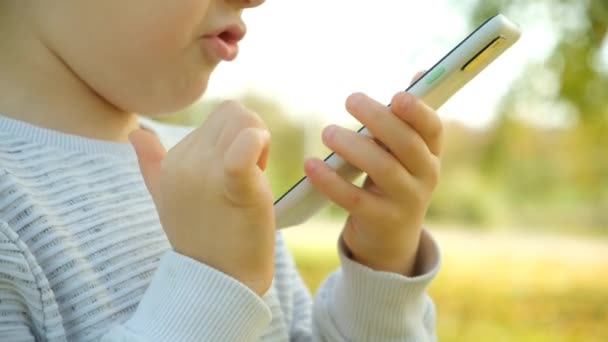 Niño Pequeño Usando Teléfono Inteligente Aire Libre Manos Cerca — Vídeo de stock