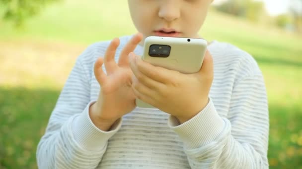 Mały Dzieciak Pomocą Smartfona Zewnątrz Ręce Bliska — Wideo stockowe
