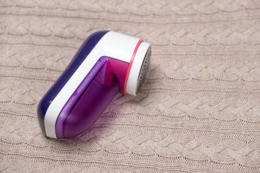 Giysilerden hap çıkarmak için jilet, mesaj atmak için de bir yer. Giysi bakım aygıtı.