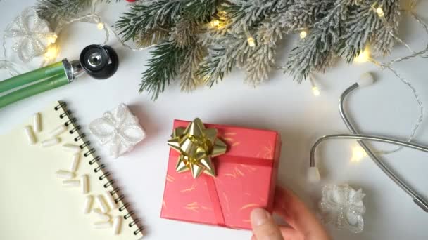 Medische Kerst Cadeau Een Doos Voor Een Arts Verpleegkundige Zorgverlener — Stockvideo