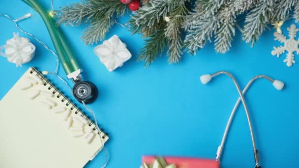Medizinische Weihnachten Geschenk Einer Schachtel Für Einen Arzt Krankenpfleger Oder — Stockvideo