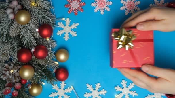 Χριστουγεννιάτικα Και Πρωτοχρονιάτικα Δώρα Δώρο Στα Χέρια Μπλε Φόντο Πάνω — Αρχείο Βίντεο
