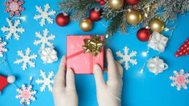 İlaç ve kış tatilleri Noel ve yeni yıl - tıbbi eldivenli eller ve hediye üst görünümü.