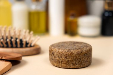 Bej arka planda doğal saç bakımı için sağlam şampuan..