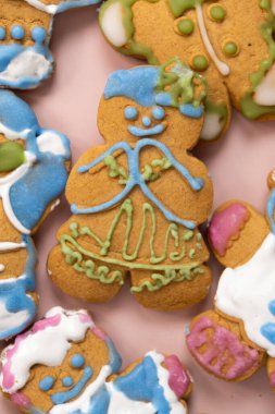 Renkli kremalarla süslenmiş erkek şeklinde Noel kurabiyesi..