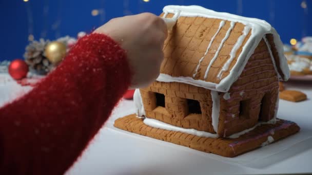 Proces Dekoracji Imbirowego Domu Bożego Narodzenia Polewą Cukrową — Wideo stockowe