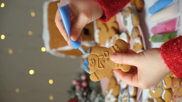 Decoración Pan Jengibre Navidad Con Azúcar Glaseado Multicolor — Vídeos de Stock