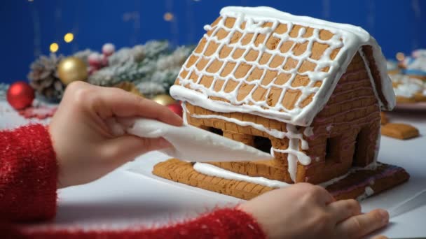 Proces Zdobení Zázvorového Vánočního Domu Cukrovou Polevou — Stock video