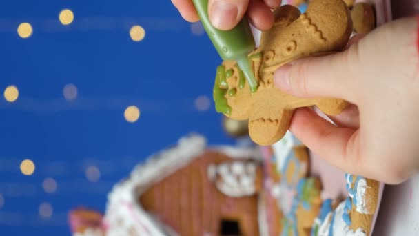 Decoración Pan Jengibre Navidad Con Azúcar Glaseado Multicolor — Vídeos de Stock