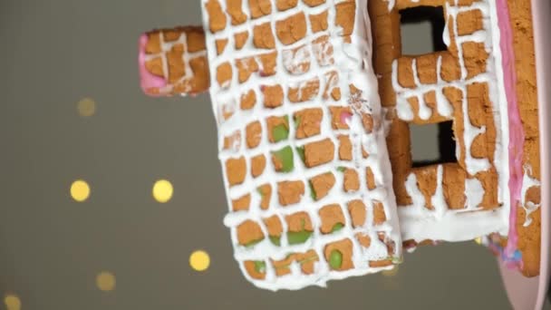 Χριστουγεννιάτικο Σπίτι Από Μπισκότα Μελόψωμο Διακοσμημένα Άχνη Ζάχαρη Bokeh Γιρλάντα — Αρχείο Βίντεο