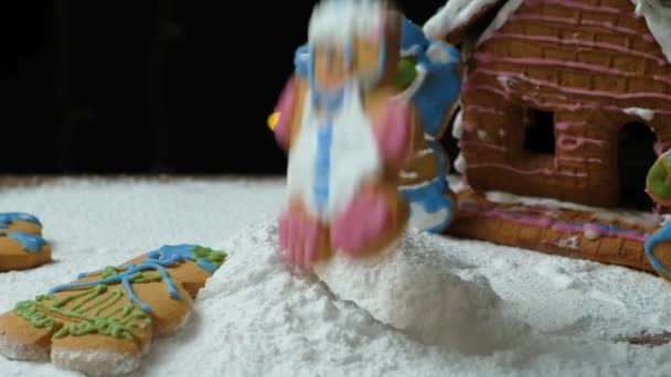 人形姜饼掉进由糖粉制成的雪中 — 图库视频影像