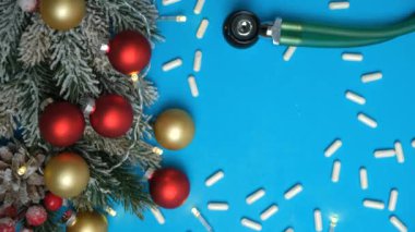 İlaç ve kış tatilleri Noel ve yeni yıl - bir doktorun elleri ve hediye üst görünümü.