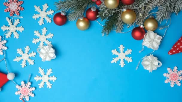 Kerstcadeaus Nieuwjaarscadeaus Cadeau Handen Blauwe Achtergrond Bovenaanzicht — Stockvideo