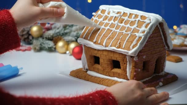 用糖霜装饰姜黄圣诞屋的过程 — 图库视频影像