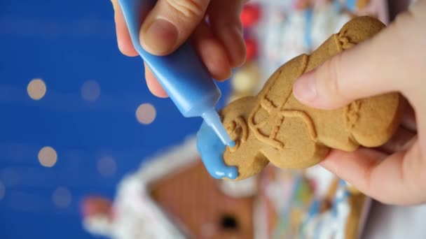 Noel Zencefilli Ekmeğini Çok Renkli Şekerle Süslemek — Stok video