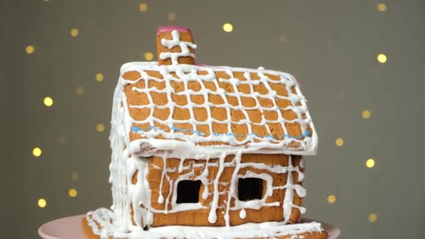 Casa Natal Feita Biscoitos Gengibre Decorados Com Cobertura Açúcar Guirlanda — Vídeo de Stock