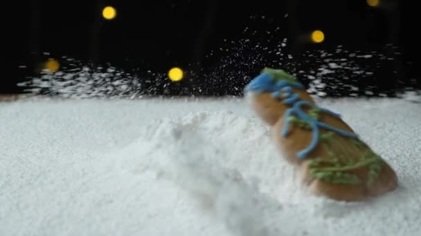 Perník Tvaru Muže Padá Sněhu Práškového Cukru — Stock video