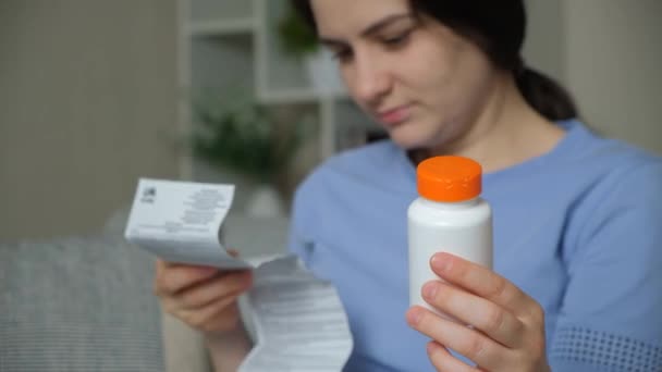 女性は自宅で薬の指示を読みます — ストック動画