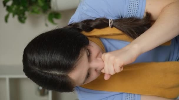 喉の痛みを伴う女性は 彼女の喉にスプレー薬エアロゾル — ストック動画