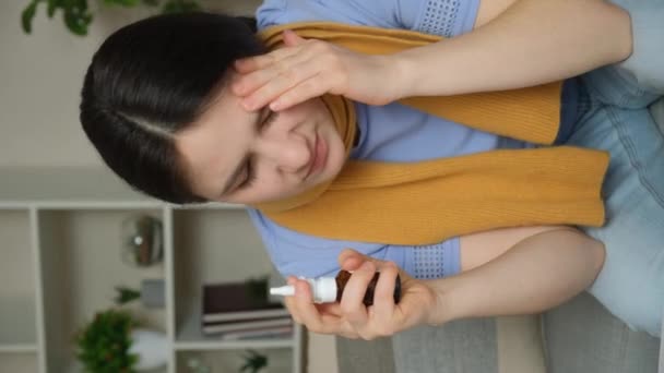 Μια Άρρωστη Γυναίκα Ρινίτιδα Ψεκάζει Φάρμακα Στη Μύτη Της — Αρχείο Βίντεο