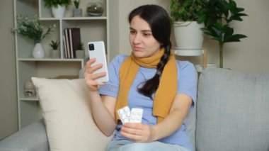 Bir doktorla çevrimiçi istişare - hasta bir kadın evde otururken bir video görüşmesi ile doktorla iletişim kuruyor. Teletıp.