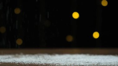 Pastane ya da pastane için yılbaşı ve yeni yıl geçmişi. Pudra şekeri kar gibi Bokeh 'in arka planına düşer..