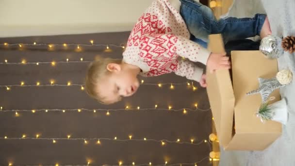 Yaşındaki Küçük Çocuk Noel Hediyelerini Evde Açıyor — Stok video
