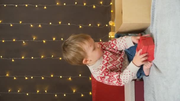 Küçük Şirin Çocuk Noel Oyuncaklarıyla Oynuyor Oyuncakları Kutudan Boşaltıyor — Stok video