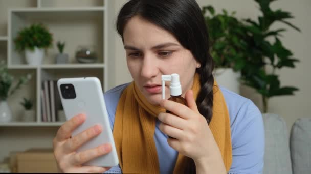 Mujer Instrucciones Lectura Para Uso Medicina Internet Utilizando Teléfono Inteligente — Vídeo de stock