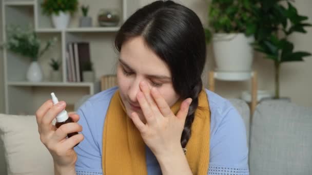 Больной Женщина Ринитом Брызгает Лекарством Нос — стоковое видео