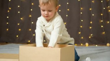 Noel oyuncaklarıyla oynayan mutlu küçük çocuk portresi