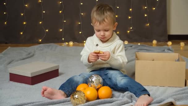 Lindo Niño Comiendo Pan Jengibre Navidad Niños — Vídeo de stock