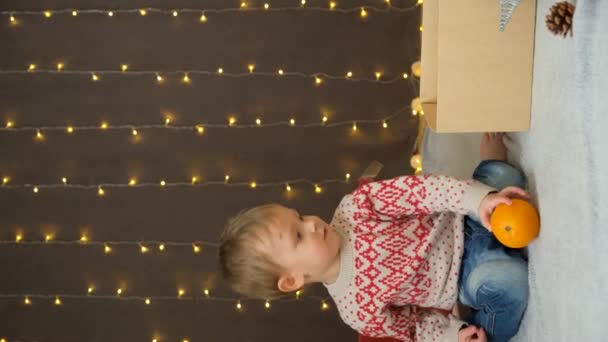 Мальчик Играет Апельсинами Картонной Коробкой Рождественские Дети — стоковое видео