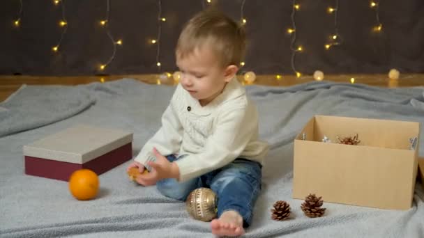 Portret Małego Chłopca Jedzącego Pierniki Bawiącego Się Pomarańczami Boże Narodzenie — Wideo stockowe