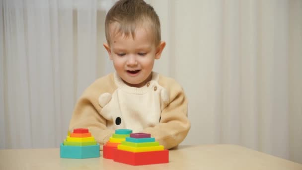 Двухлетний Мальчик Играет Деревянными Игрушками Развивая Логику Двигательные Навыки — стоковое видео