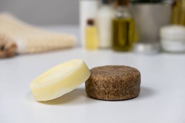 Saç bakımı için sağlam şampuanlar. Doğal el yapımı kozmetik yağlar ve bitkilerden yapılır.