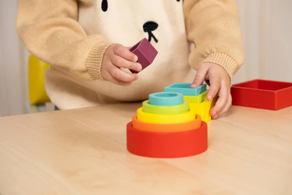 Menino Brincando Com Brinquedos Montessori Multicoloridos Madeira Mãos Vista Fotos De Bancos De Imagens