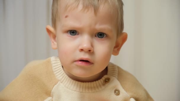 Portret Van Een Serieus Tweejarig Kind Met Blauwe Ogen Die — Stockvideo
