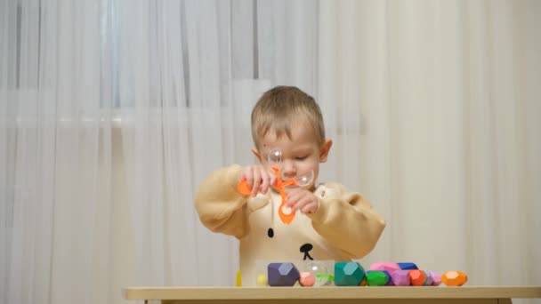 Menino Dois Anos Brinca Com Brinquedos Madeira Para Desenvolver Habilidades — Vídeo de Stock