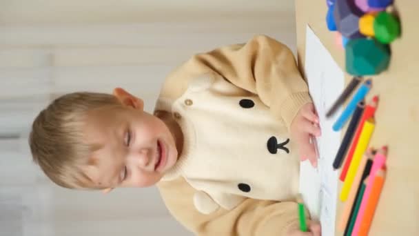 Симпатичный Двухлетний Мальчик Рисует Карандашами Вертикальное Видео — стоковое видео