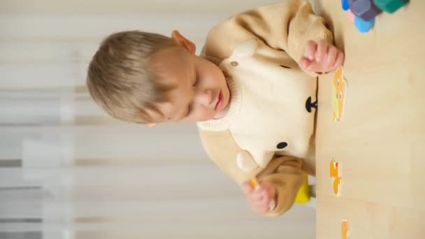 Słodki Dwuletni Chłopiec Składający Obraz Układanki Siedząc Przy Stole Rozwój — Wideo stockowe