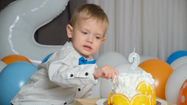 Mały Solenizant Dotyka Kremem Tortu Urodzinowego Palcem Zabawny Sposób — Wideo stockowe
