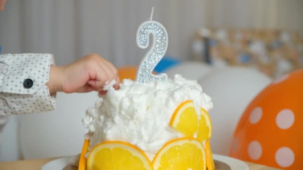 Ragazzo Che Assaggia Torta Compleanno Con Numero Sulla Torta Primo — Video Stock