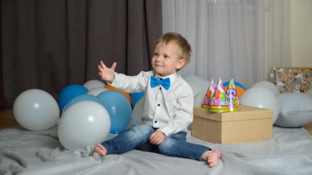 Kleines Geburtstagskind Streckt Irgendwo Die Hand Aus Und Redet — Stockvideo