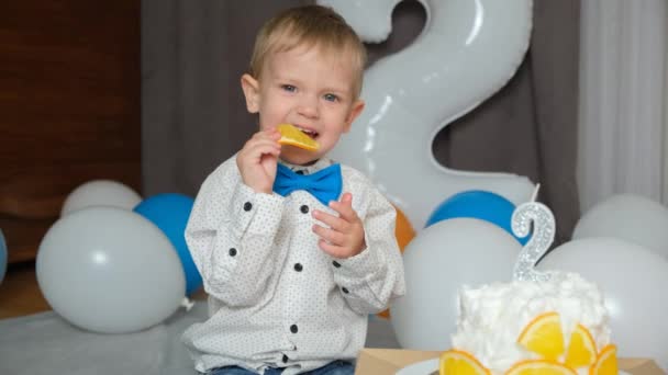 Doğum Günü Pastasındaki Portakalları Yiyen Küçük Çocuk — Stok video