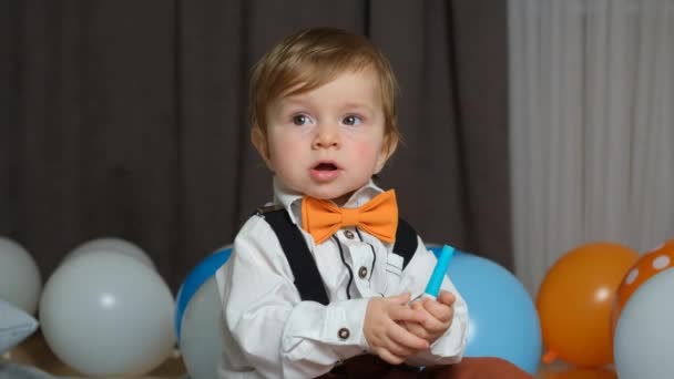 Ettårig Pojke Firar Sin Första Födelsedag Med Pipa Handen — Stockvideo