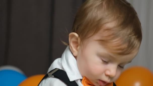 幸せな11ヶ月の赤毛の赤ちゃん クローズアップポートレートの厳しい感情 — ストック動画