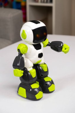 Robot çocuklar için elektrikli bir oyuncak. Çocuklar için eğitici modern oyuncaklar.