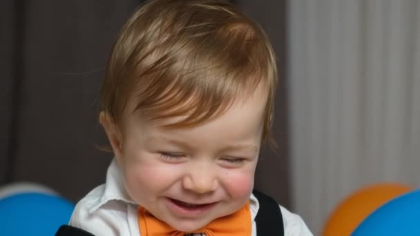 Искренние Эмоции Счастливого Месячного Рыжеволосого Ребенка Портрет Крупным Планом — стоковое видео